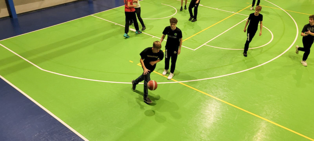 Alumnos estancia Candia (1) alumno 4º ESO jugando al baloncesto durante su estancia en seregno